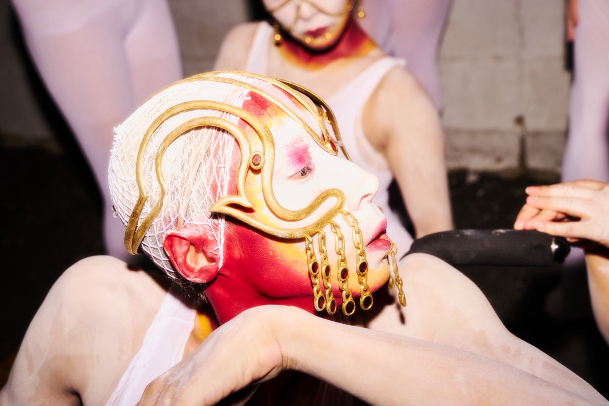 kamb86's tweet image. 🫀UNBOUND
ロープアーティストHajime Kinokoさんに縛っていただき、車椅子ごと宙に浮きました。
最後は曼荼羅の中央で、お客様や自分たちチームのことを想いながら祈りました。
アクセサリー、メイク、ロープで宙に浮き、儀式のような感覚になりました。
📸ANNA FUJIWARA
ameblo.jp/kkambara/entry…