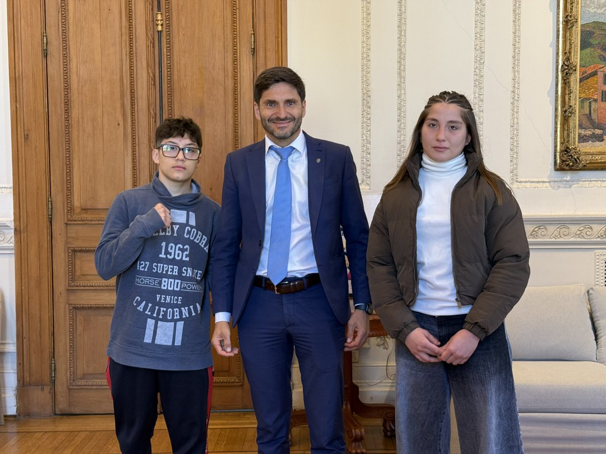 maxipullaro's tweet photo. Un gran día en La Invencible

✅ Avanzamos en la desburocratización presentando el nuevo organismo que centraliza lo que antes hacían 5, eliminando dobles tramitaciones, digitalizando los trámites y reduciendo costos.

✅ Recibí en el despacho a dos jóvenes boxeadores que son parte del programa Nueva Oportunidad, llevando el talento santafesino a cada rincón del país

✅ Con la Agencia de Seguridad Vial, sindicatos de transporte y funcionarios de Región Centro y Litoral trabajamos sobre la prevención de siniestros en conductores profesionales, unificando criterios entre provincias y fijando prioridades de trabajo

✅ Junto a funcionarios del gobierno trabajamos en obras de infraestructura clave que estamos llevando adelante en toda la provincia.