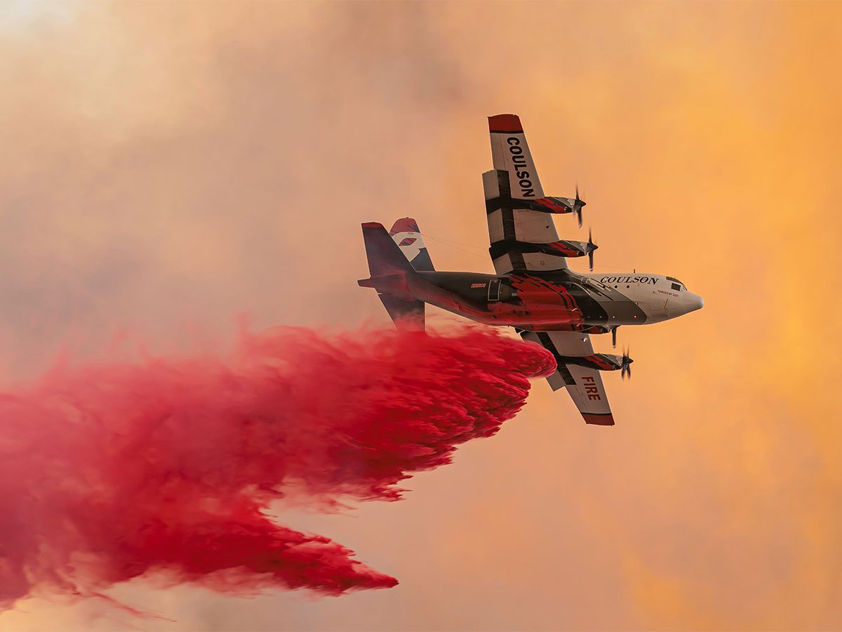 4,000 gallons cutting through a sky full of smoke.

Tanker 138 on the Dale Fire, July 16, captured beautifully by @palomar_airportfire_photo1 

#CoulsonAviation #Tanker138 #DaleFire #Aviation #AerialFirefighting
