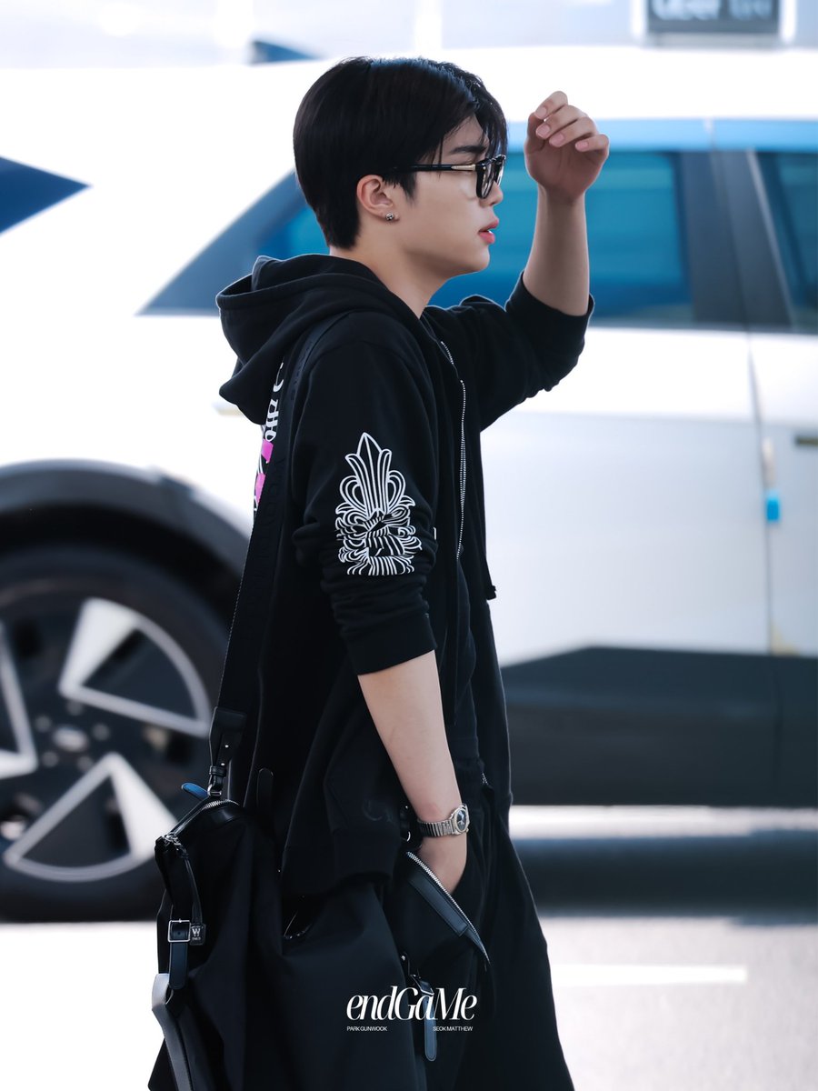 ENDGAME52's tweet image. 250918 ICN 🛫

#박건욱 #석매튜 #맽박즈 #PARKGUNWOOK #SEOKMATTHEW  #MATTPARKZ #ZEROBASEONE    #제로베이스원    #ZB1