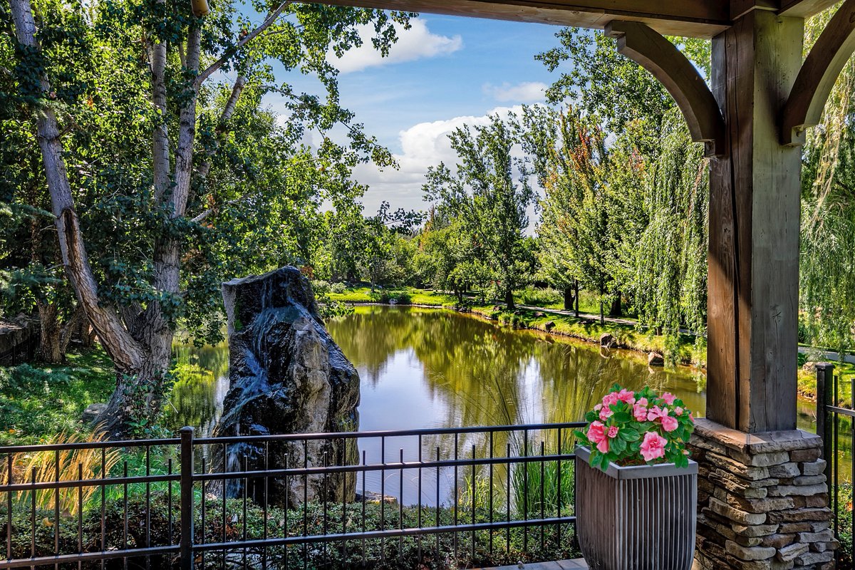 aleimerrill's tweet photo. ✨ Private Waterfront Living ✨

Experience the pinnacle of waterfront living in this ultra-private custom home. Every detail was designed to impress!

A rare offering that blends refined elegance with modern sophistication. Call Alei at 208-900-2534 for more information! https://t.co/S8wHTO7G3M