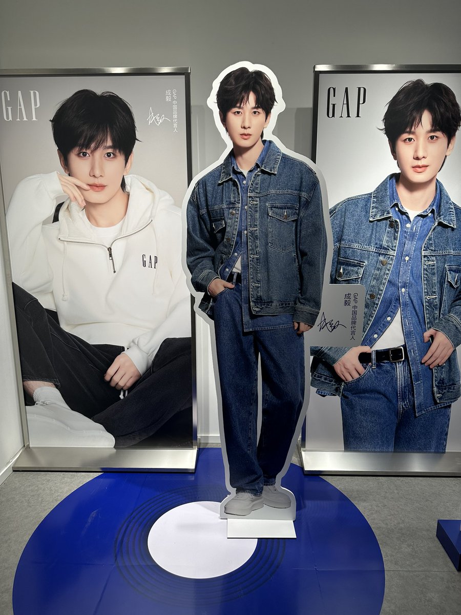 Nakamiiko's tweet photo. 中国GAPは、
成毅、キャンペーン中🤗 https://t.co/SMvXcfl1zA