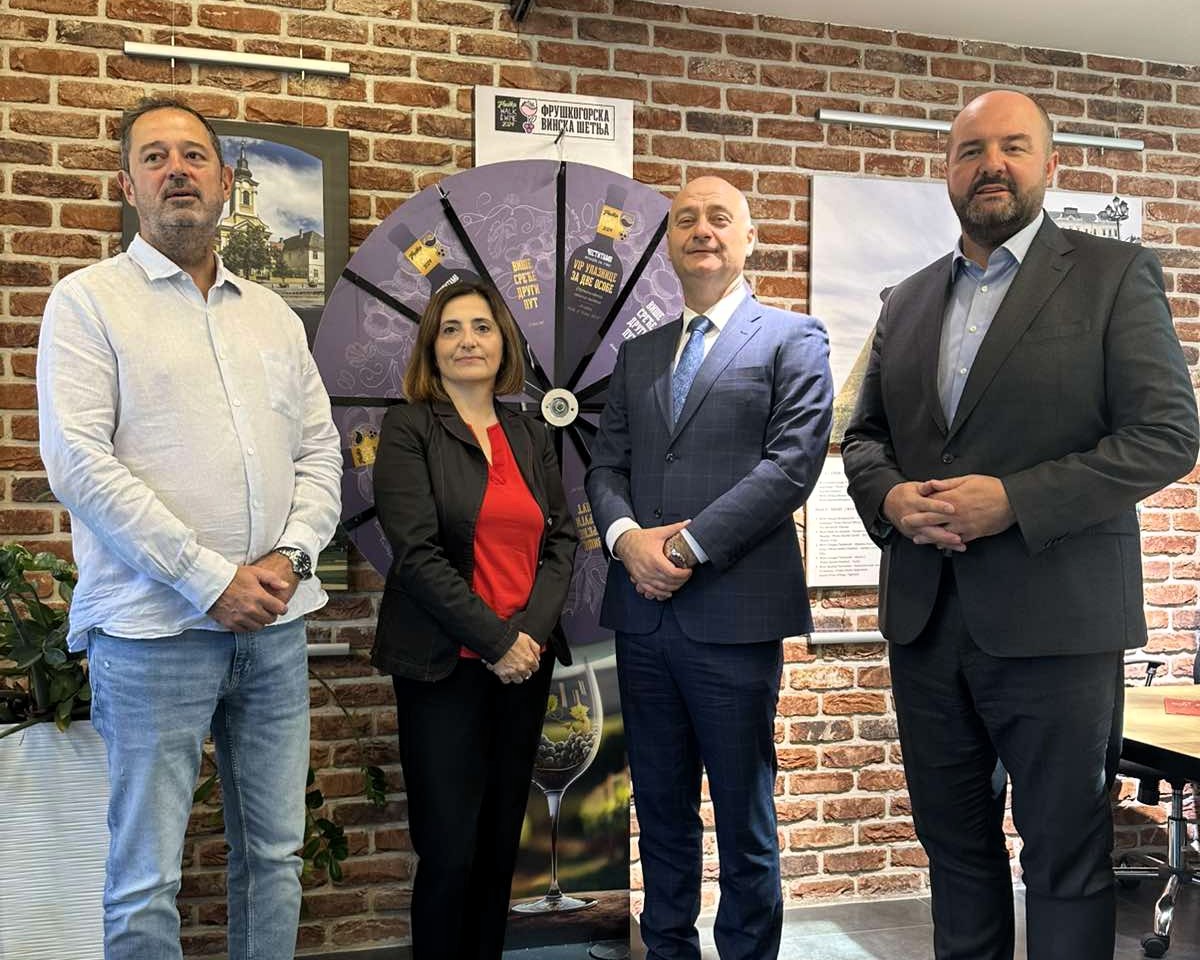 revijauno's tweet photo. U Info centru Turističke organizacije Vojvodine u Novom Sadu održana je konferencija za medije povodom najave manifestacije Fruškogorska vinska šetnja – „Fruška Walk &amp; Wine 2025“.  

#fruškagora #vinskašetnja #sremskikarlovci #vojvodina #srbija #revijauno https://t.co/flWQchzSXa