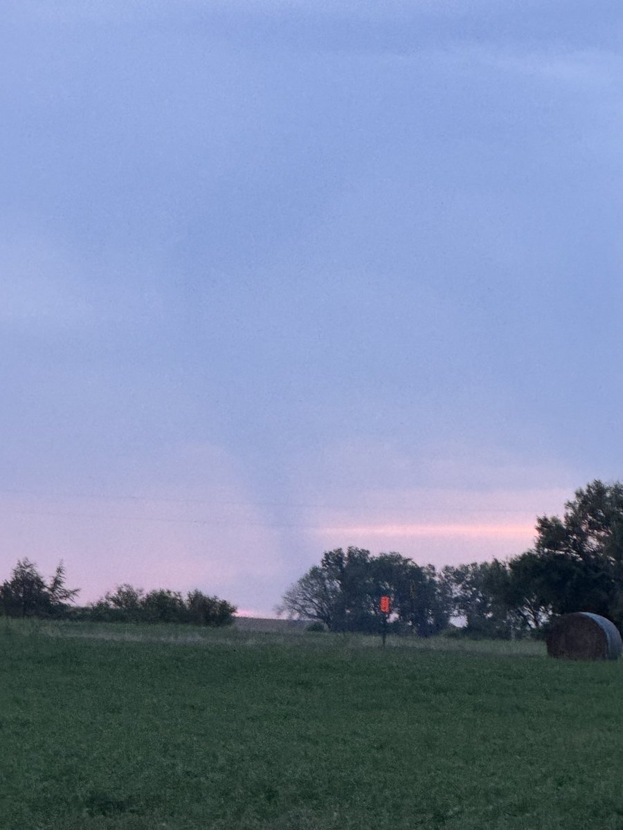 hemi31's tweet photo. Looking towards Minden approx 7:29pm  Scud?  Cold air funnel? https://t.co/uWcpaHHgiv