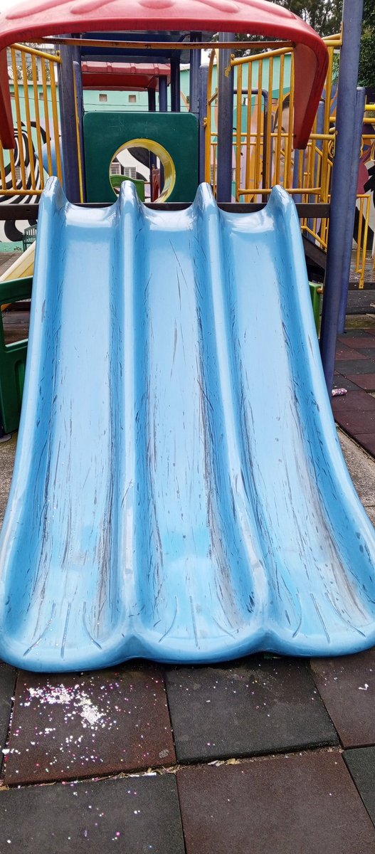ryoga_mx's tweet photo. @IztacalcoAl podrían mandar  a dar mantenimiento a este juego, la resbaladilla se está saliendo de sus tornillos y aún así la usan los niños para jugar. Sur 20 entre 219 y 221. https://t.co/O23WLr28NP