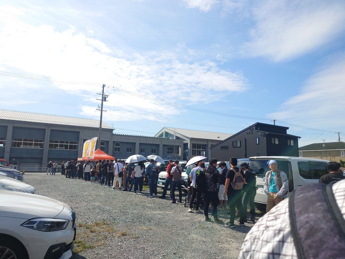 34syokunin's tweet photo. デイトナ茶ミーティング、会場駐輪場が満車の為、4kmくらい離れた臨時駐車場に…そこからシャトルバスで移動。只今シャトルバス待ち。
#デイトナ　#茶ミーティング　#森町 https://t.co/dGGUMQEoRr