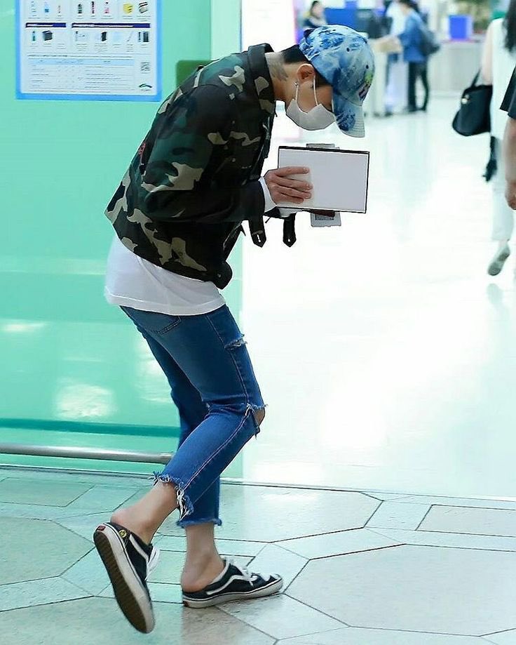 GQ Korea: "After G-Dragon folded the back of his VANS sneakers, a lot of people started doing so and wearing their sneakers the same way. Hence, VANS has created the Old Skool Mule. It will not be inconvenient or uncomfortable to fold the back of your sneakers anymore."