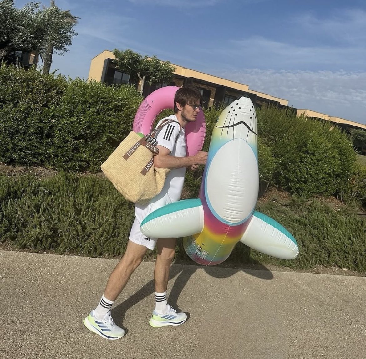 HIKAtalanta's tweet photo. マルティーノ(デローン)の400試合出場㊗️
・毎シーズン50試合近くフル稼働してるせいか、毎年のように節目の〇〇○試合出場！となってるのは彼の凄さの証。
・ベルガモでの人気は1人次元が違うレベル　彼と話すためにジンゴニア来る人も
・400試合出場のうち、37-38試合目の狭間には退団、プレミア、再加入の遍歴有
・クラブの大レジェンド　ベッリーニの
アタランタでのセリエA出場記録を抜くことはできるか
・パスタを折って茹でようとして、警察に捕まったことがある(2024.10.16インスタ投稿より)
