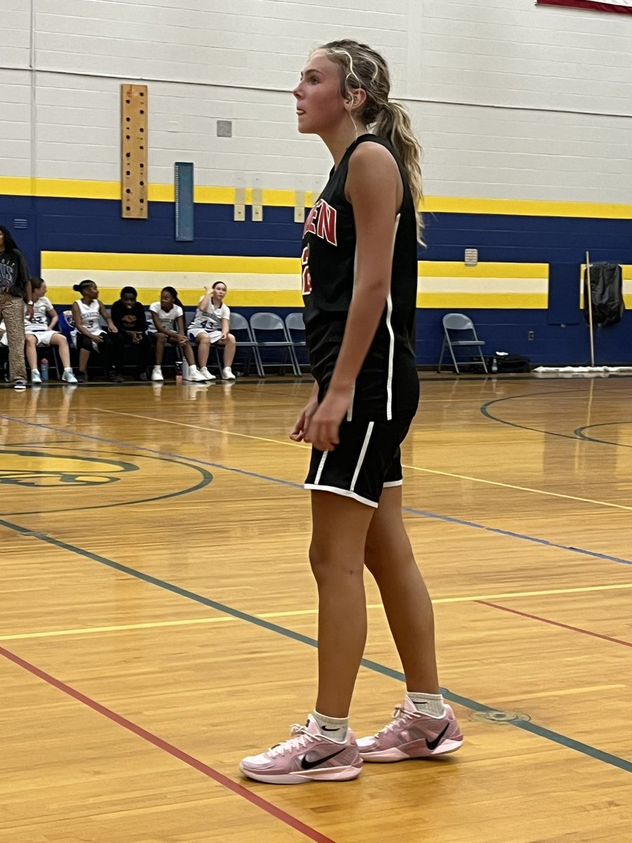 HaileyRenye's tweet photo. Our team got the W tonight. Well deserved as we lost a couple close ones. Finished with 21 points tonight.
#8thgradebasketball #girlsbasketball
#goeagles #linden @LHSgirlsbasket https://t.co/qb07qY0pQy
