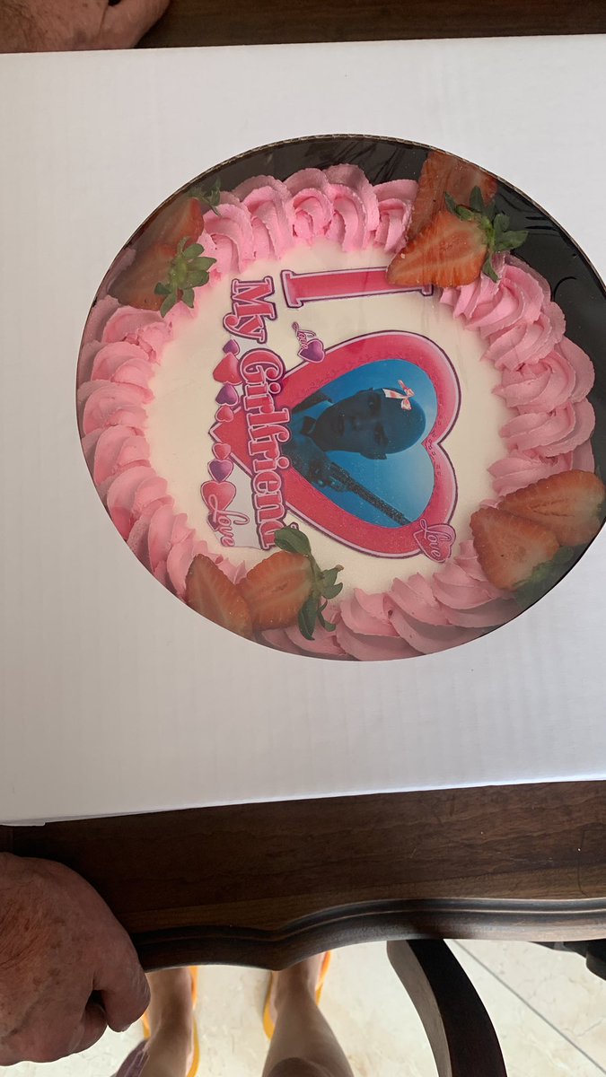 nibbmane's tweet image. meu bolo de aniversário. achei tudo e queria posta aqui na main KKKKKKKK