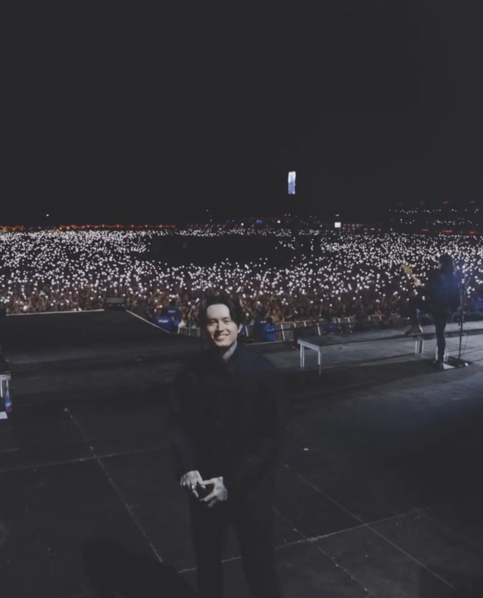 Ryugujiku's tweet photo. He's making a heart with his hands 😭✨😭✨😭😭❤️ Noah Sebastian the man that you are. https://t.co/EBVU5ULbOD