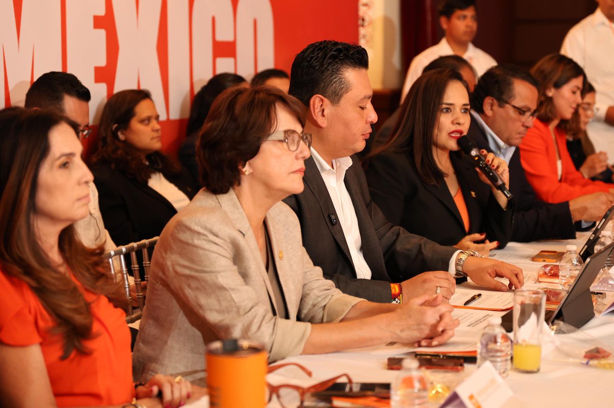 Pat_MercadoC's tweet image. Aunque no haya un sistema nacional de #cuidados, seguiremos impulsando avances en estados y municipios.

En #Durango acompañamos a @MartinVivanco para promover que el Congreso del Estado dictamine su iniciativa.

Legisladoras y legisladores de @MovCiudadanoMX en todo el país…