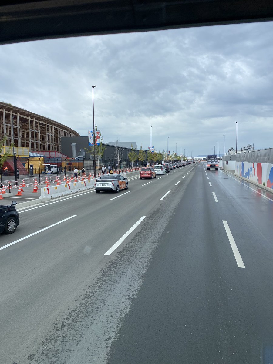 みなさま　おはようございます
万博外周半周程タクシー渋滞で
入場時間かかりますよ
取り急ぎレポート送っておきます