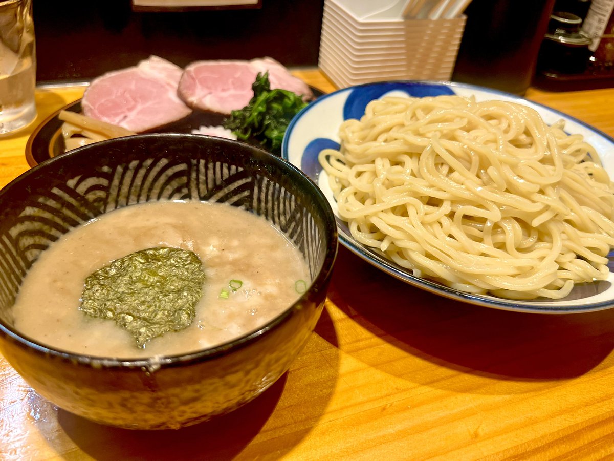 東長崎 製麺所吉岡 つけ麺大
先日うちのお客さんと話してたらなんとこちらの店主という事でその日二日酔いの私はさっそく駆けつけたのであった。笑
奥に製麺室があってそこで打った麺をだしててとぅるんとぅるんモッチモチ！
スープも程よく濃厚クリーミーな感じでうんまかった！また伺いますー！