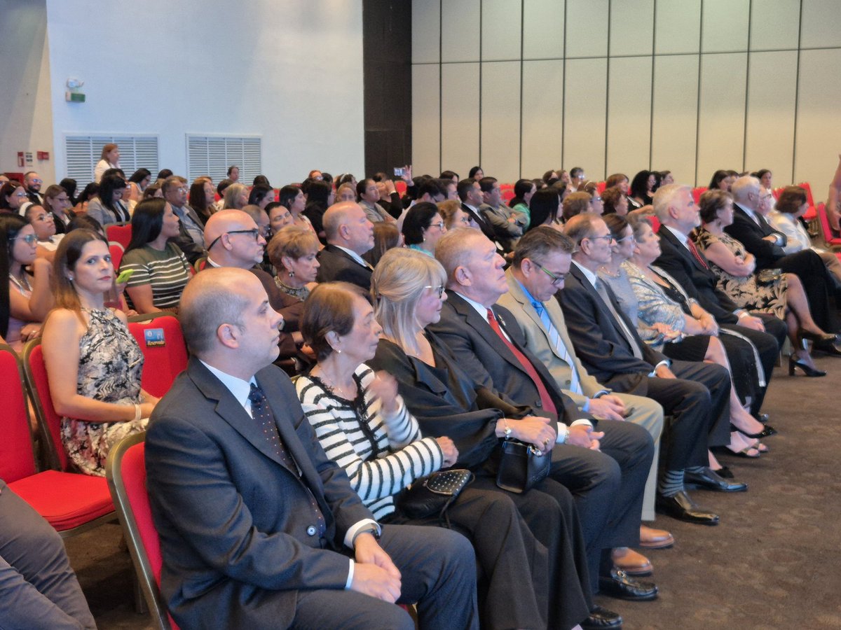 Este lunes #22Sep se inauguró el LXXI Congreso Venezolano de Puericultura y Pediatría en el Hotel Hesperia Valencia. Durante el acto, la rectora <a href="/jessydivo/">Jessy Divo De Romero</a> impuso la Orden Alejo Zuloaga Egusquiza en su única clase a la Dra. Omaira Macías de Tomei, por su amplia trayectoria.