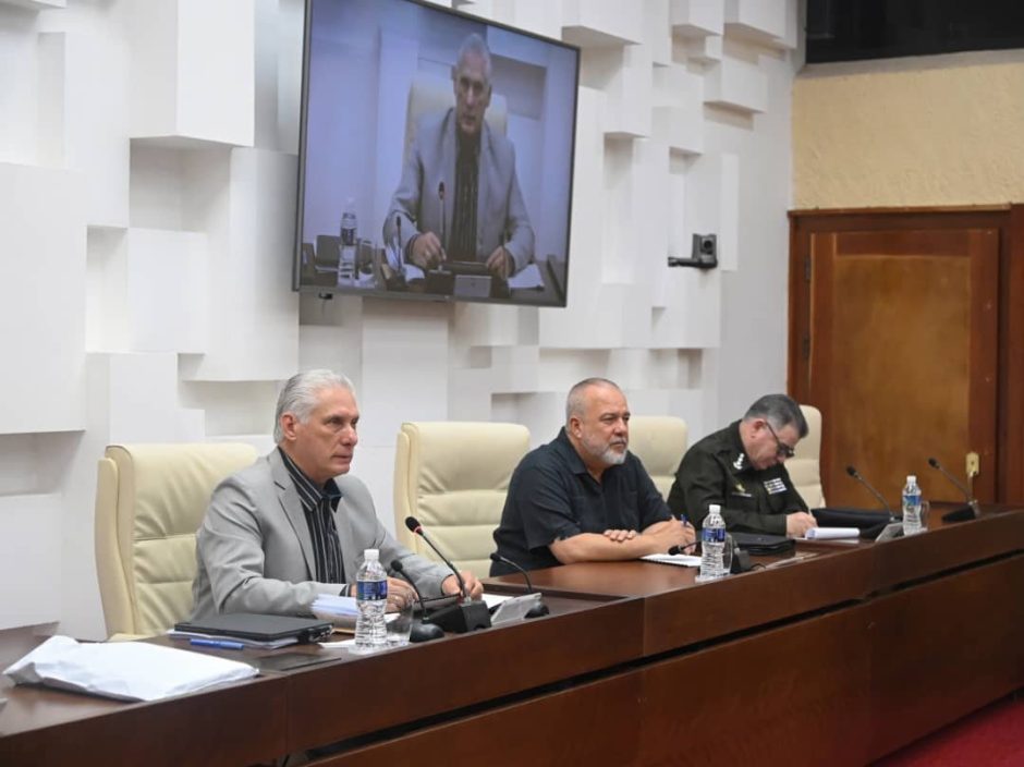 🇨🇺La reunión que dio paso al comienzo del Ejercicio, estuvo encabezada por el Presidente de la República, Miguel Díaz-Canel, quien insistió en la necesidad de tener en cuenta las experiencias que se han ido adquiriendo en ejercicios que preceden a este

🔗acortar.link/uUGBl1
