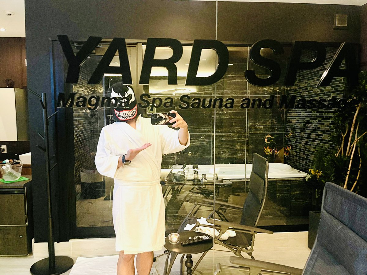 Shin_Villain's tweet photo. 住所非公開、招待制のYARD SPA！
通常2時間26,400円の高級サウナを体験させて頂きました😈✨

サ室はTHE CLASS.やTHE PROLABO SAUNAといったラグジュアリー個室サウナで見かけるマグマスパ式！🌋65℃とマイルドながらも溶岩の持つ高い輻射熱と遠赤効果で身体の内側からじっくりと温められます🧖

水風呂はガラス張りで開放感抜群！大きな氷塊を投入してもらえます🧊
出て1秒でインフィニティチェア！動線完璧👌

更に２階にはマッサージ室もあり、プロのセラピストを呼んでここでCBDクリームを使った全身ハンドマッサージなどの施術も受けることが可能🥹💕

高級リゾートに来たような非日常感。これは極上リラクゼーション空間だ…😇♨️
#YARD_SPA