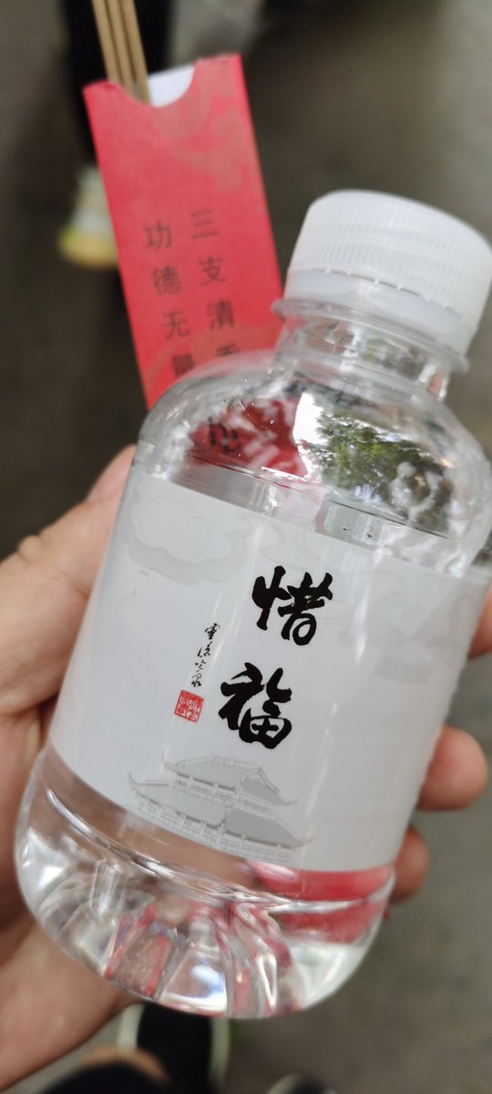 来灵隐寺的美女也挺多