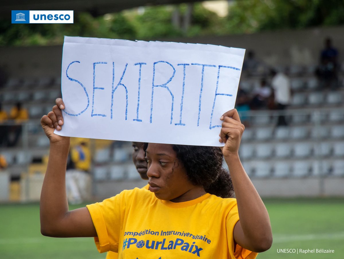 Malgré les doutes et des défis sécuritaires, l'<a href="/unesco_haiti/">UNESCO Haïti</a> a prouvé que la paix peut réunir.  Pour la #JournéeDeLaPaix,  un événement sportif de haute qualité, a touché près de 1500 spectateurs. ​Le plus beau ? 500 jeunes déplacés ont pu s'évader du quotidien un moment