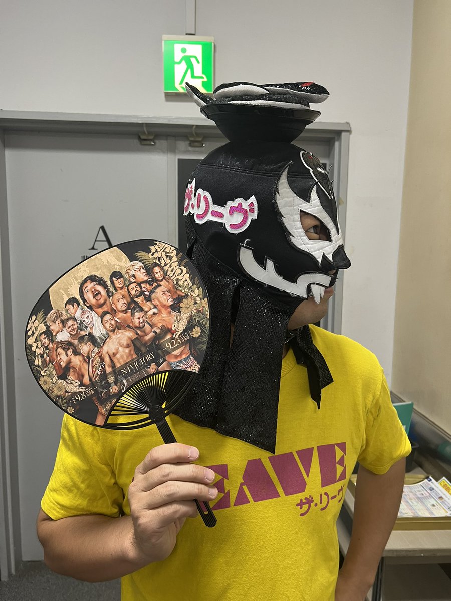 俺個人的にはね、丸藤選手の気合いが嬉しかったN1だっだよ、まだn1終わってないけど（S藤）

本日の #n12025 最終戦にて N1 記念のウチワをご用意です🙇‍♀️
#ブラックめんそーれ  選手がもしかして
お手伝い？

#noah_ghc 
#丸藤正道 様
#ウチワの季節も終わりですね(^^)
#横向き