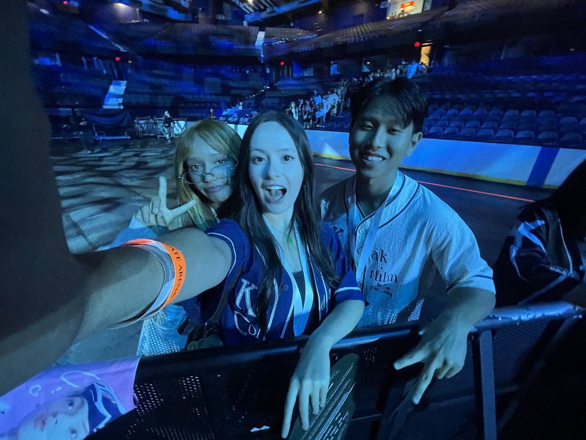 i was there with my ACTUAL friends and have no idea who this lady lmaoooooooo