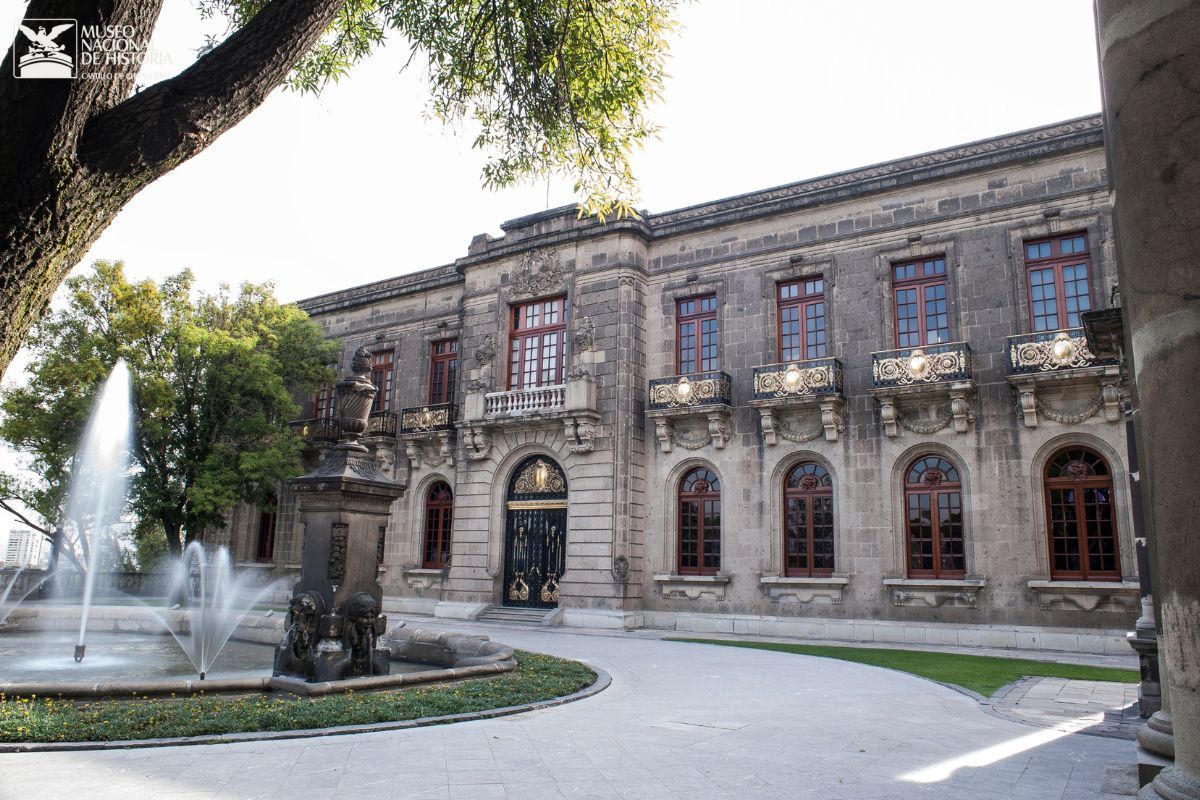 Museodehistoria's tweet image. #SabíasQue la fachada poniente del edificio fue proyectada por el arquitecto Antonio Rivas Mercado hacia 1924. En ese momento también se colocó el espejo de agua y las pérgolas que adornan esta área del museo. #colecciónMNH

Foto: Omar Dumaine
.
#CastilloDeChapultepec
