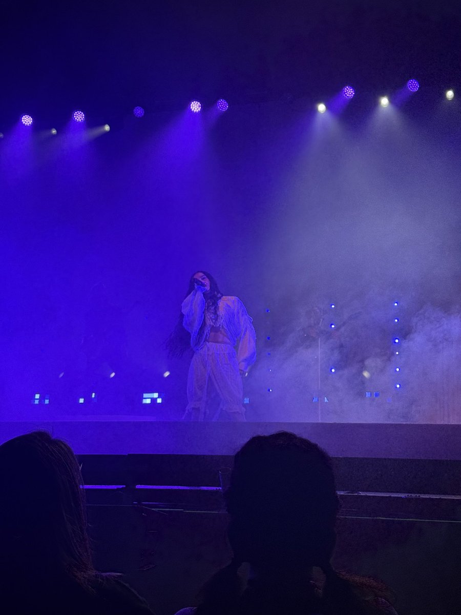 SpotifyPoppy's tweet photo. i saw this random girl at the val air ballroom ln and she was really good, can someone tell me who this is? https://t.co/iS1AW91O4x