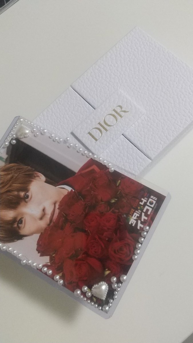 8295982's tweet photo. Diorさんからの誕プレ。開けたらミニ香水セットだった♡♡♡越岡さんを添えて。 https://t.co/A0jDOMbme9