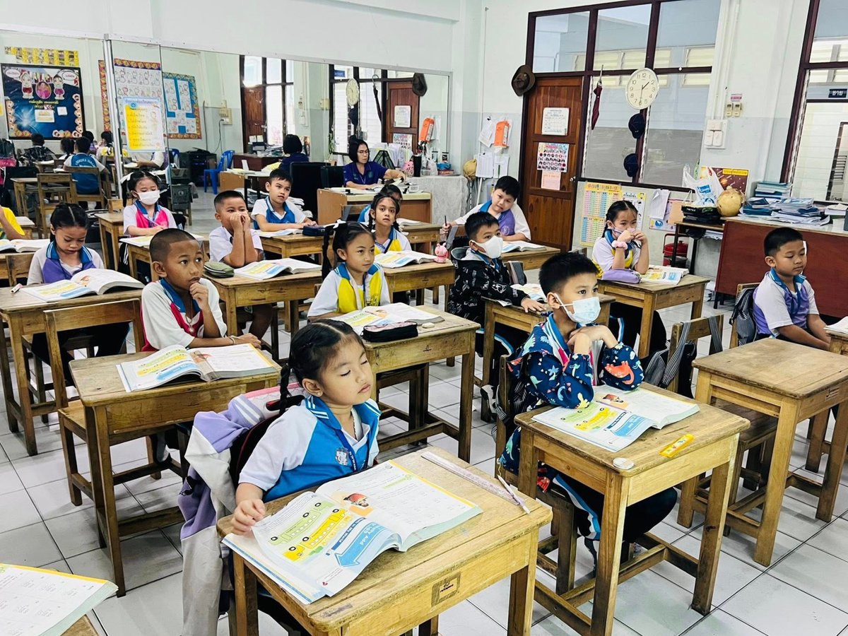 BFITSThailand's tweet image. Math, smiles, and learning moments! 🌟 With Teacher Jason, our little stars at the MRB BFITS Program are reviewing lessons, tackling number games, and building confidence one joyful moment at a time 🚀

#MRB #BFITSProgram #JoinMRB #ShineWithBFITS #TeachInThailand 🇹🇭