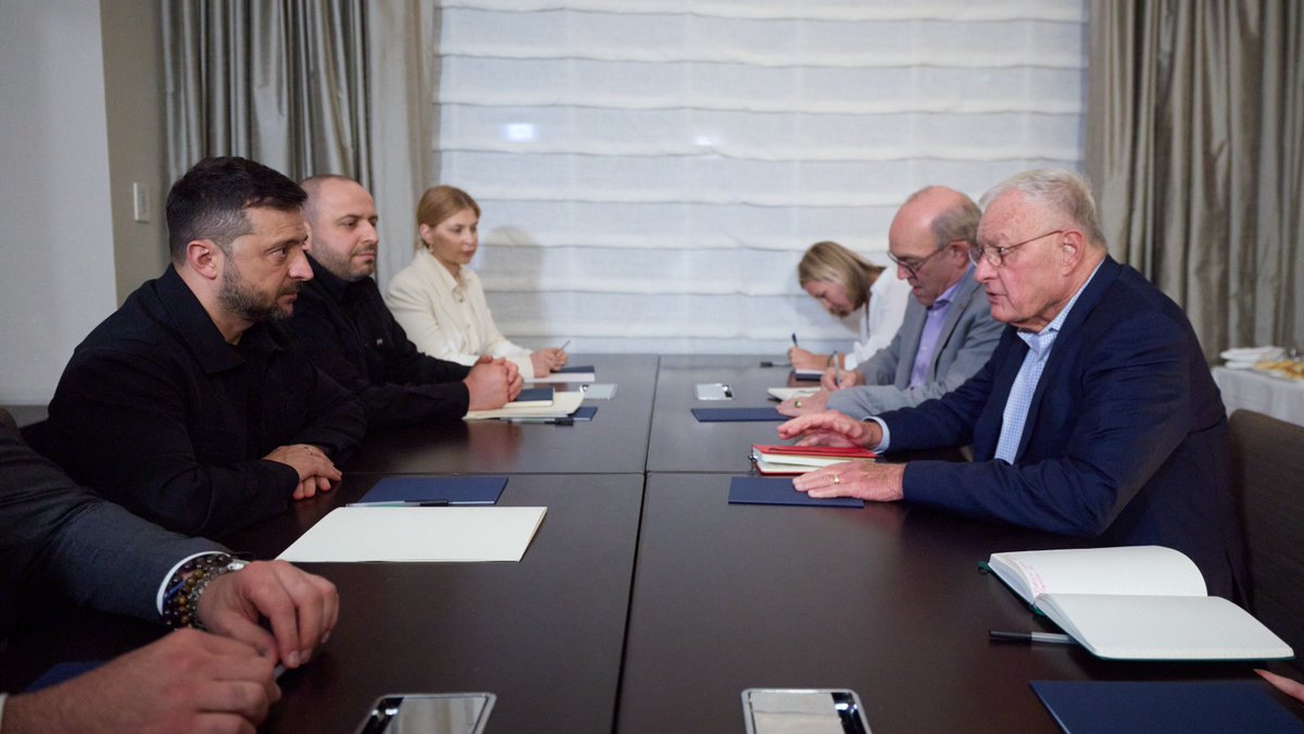 Провів зустріч зі спеціальним представником Президента США генералом Кітом Келлогом. 

Поінформував про ситуацію на фронті та результати контрнаступальної операції біля Добропілля й Покровська. Також торкнулися розвитку співпраці України та США, зокрема взаємовигідних угод щодо