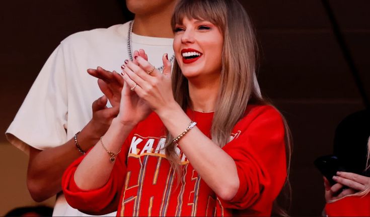 Ryans_89h's tweet photo. Taylor Swift's Moments at NFL Games
#NFLKickoff #TaylorSwift #football #uzaksehir #deprem #OTDirecto22S #NFLWeek3 https://t.co/Eh2M5XK6MC