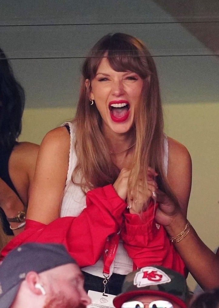 Ryans_89h's tweet photo. Taylor Swift's Moments at NFL Games
#NFLKickoff #TaylorSwift #football #uzaksehir #deprem #OTDirecto22S #NFLWeek3 https://t.co/Eh2M5XK6MC