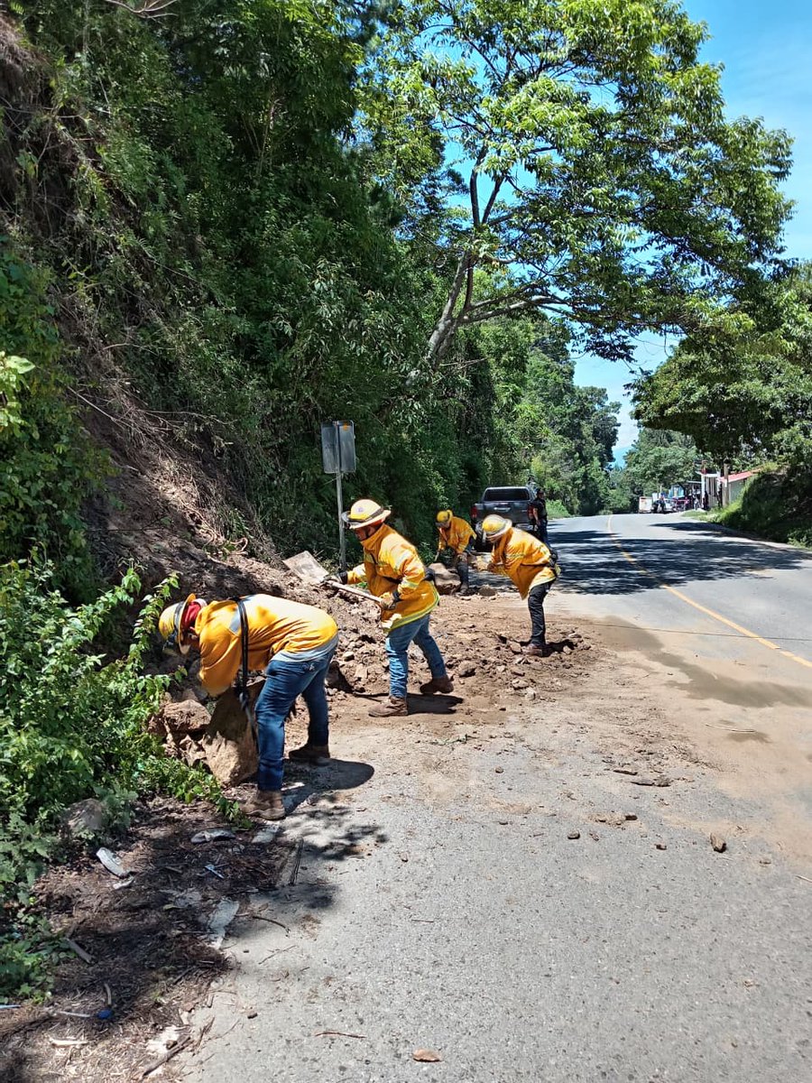 ConredGuatemala's tweet photo. #BajaVerapaz En coordinación con la #UGAM y la Brigada de Respuesta Inmediata (BRI) se realizaron trabajos de limpieza por derrumbe registrado en el kilómetro 136, CA-14, San Jerónimo, Baja Verapaz.
Fotografías: Sistema CONRED. https://t.co/vKozn50s88