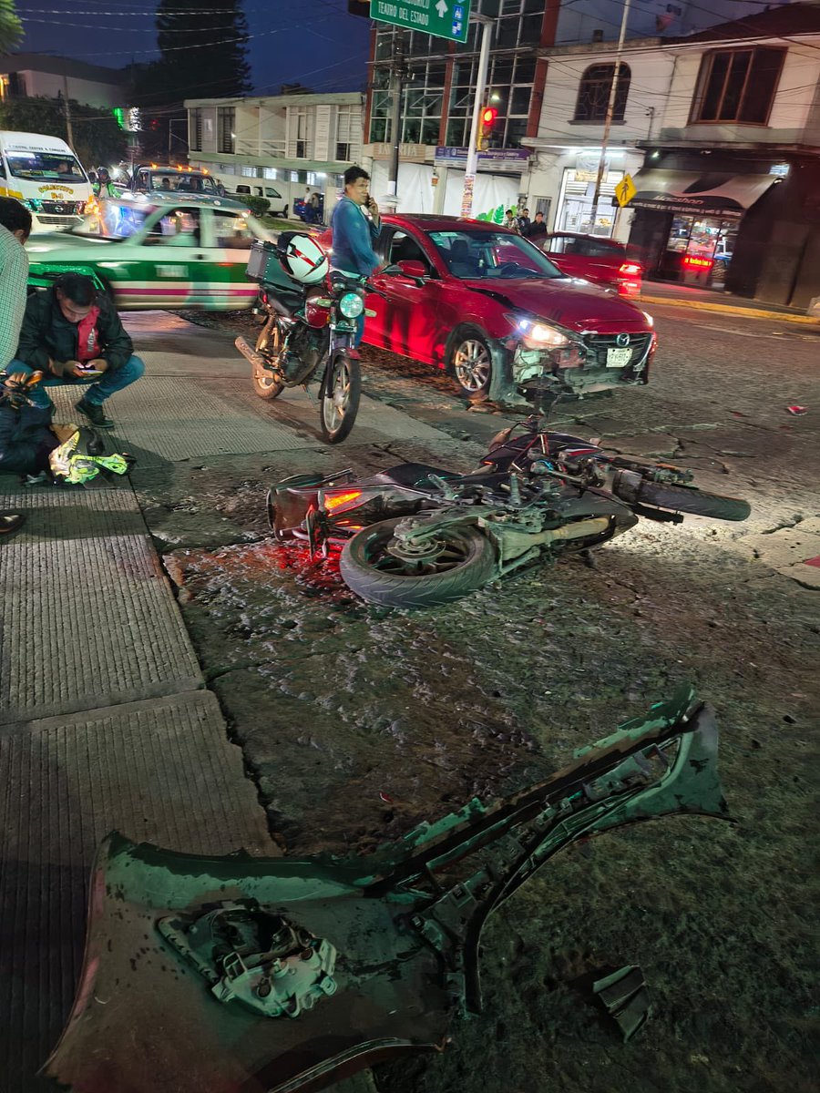 🔴 #EnEsteMomento || Se registra un aparatoso accidente entre un vehículo Mazda y una motocicleta, sobre el cruce de la avenida Ávila Camacho y Sayago, a la altura del Meridiano.