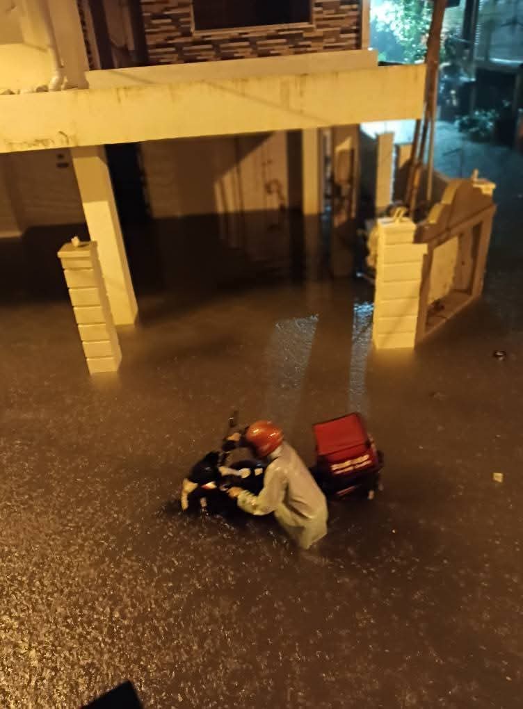 surajit_ghosh2's tweet image. It’s 4 AM in Bansdroni. Streets are flooded. Yet a Zomato rider pushes through knee deep water, just so someone’s breakfast craving doesn’t go unanswered.

This is more than delivery. This is commitment. 

#KolkataRain #floodalert