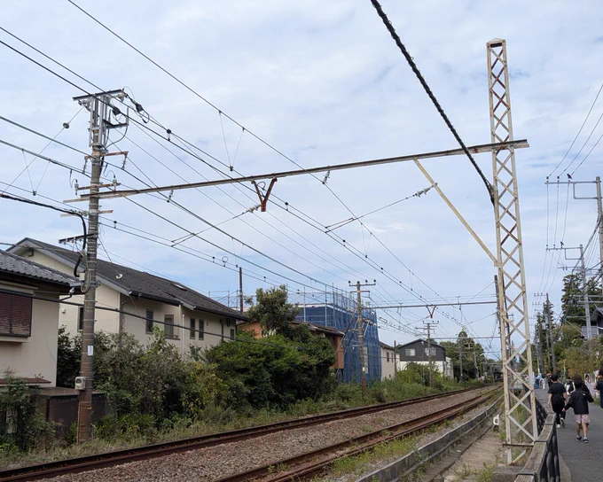 「本2」北鎌倉付近に生えてる横須賀線のチャンネル鉄柱。表記を見る限りは戦後に建てられた2代目(S29)で、相方も同い年のテーパーコン柱。支線が括り付けられており、隣の架線柱をむっちゃ支えている #架線柱の話がしたい