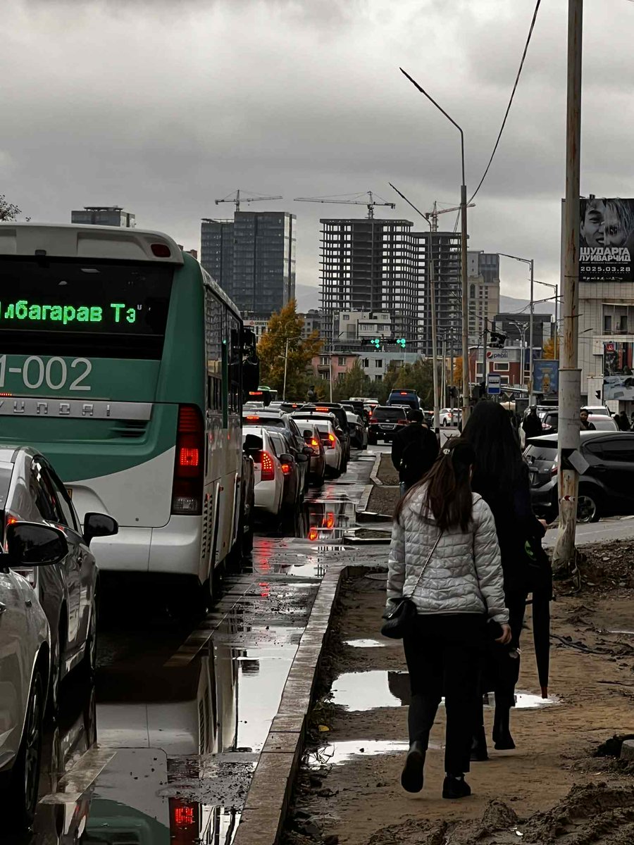 Заримдаа ч "хүмүүсийг яаж амьдруулаад байна аа!" гэмээр дүр зураг бас байх. Зам гэж там там. Зүгээр байсан замыг хуулж хаяаад 3 долоо хонов.