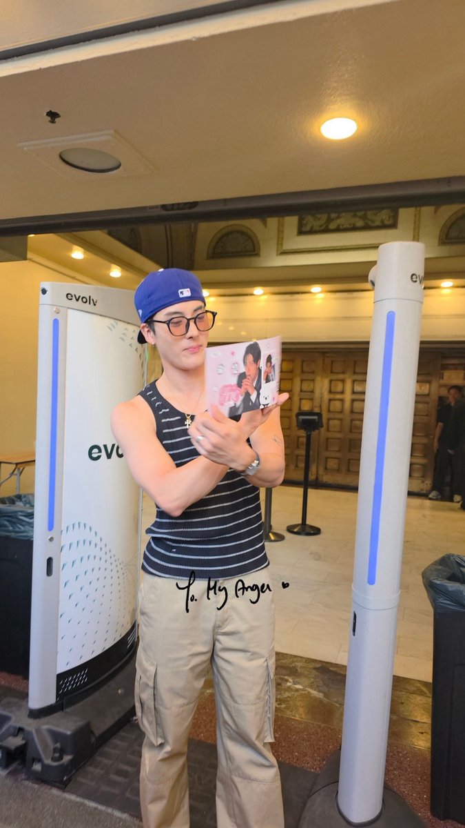 guys... so turns out this design got into eric's hand 🥹 thank you so much angelina for comissioning and giving the banner to eric 😭 this means a lot 🥹🩷 

📸 cr : <a href="/myenergyboy/">angelina˚ ༘♡</a> <33