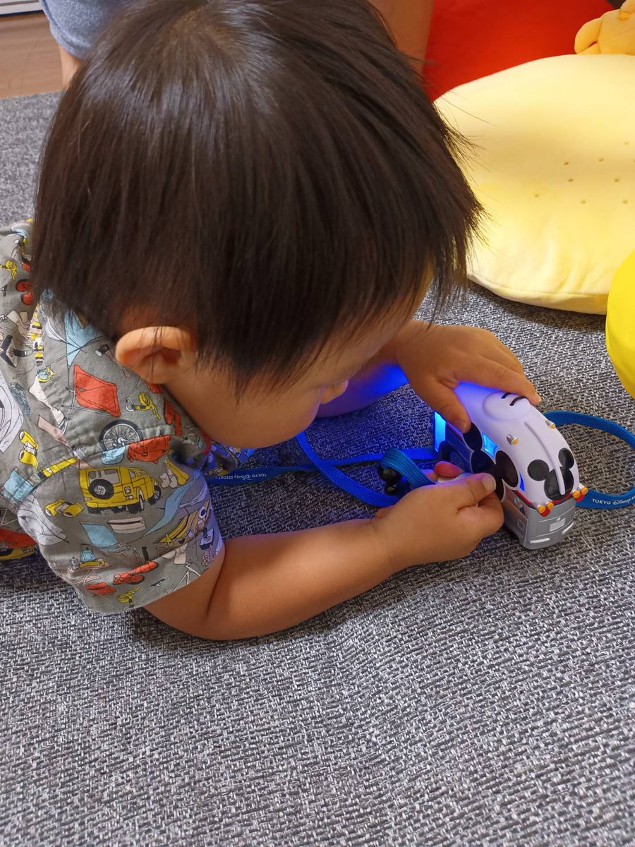 友達がくれたディズニーのお土産に夢中…！