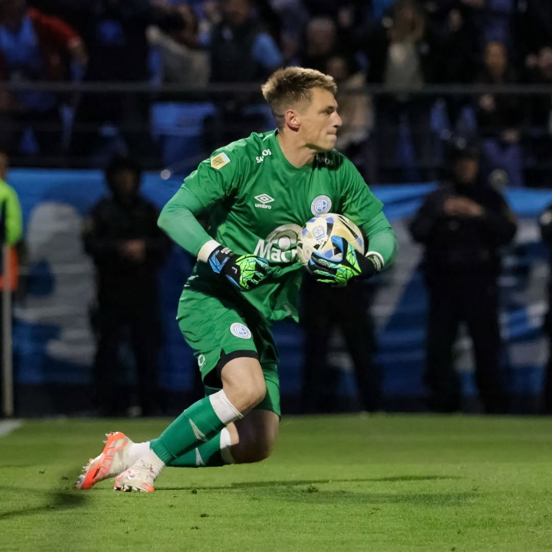 🌟 Thiago Cardozo vs Newell's:

➜ 5 paradas.
➜ 2.01 goles evitados [!!!].
➜ 4 paradas dentro del área.
➜ 1 penal atajado.
➜ 1° en pases largos acertados [6].