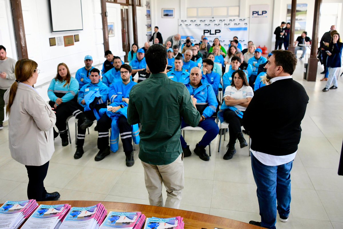 📍Puerto La Plata

Hoy presentamos una nueva flota de 21 camionetas destinadas a fortalecer las tareas de fiscalización vehicular, seguimiento y control de alcoholemia en todo el territorio bonaerense.
Cada unidad cuenta con cámara frontal exterior, transmisión en vivo al Centro