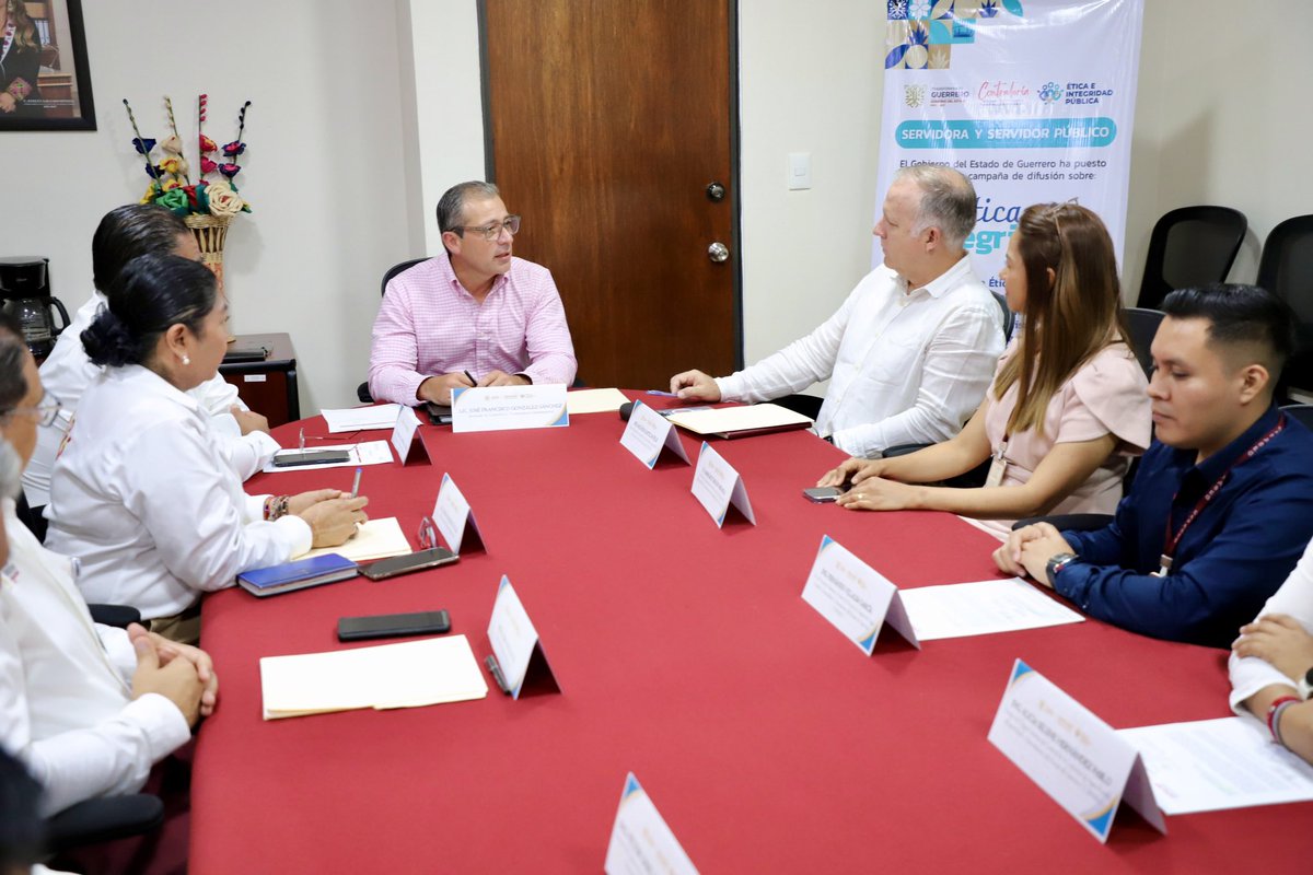 ContraloriaGro's tweet image. Con el objetivo de fortalecer la ética y la transparencia en el quehacer gubernamental, el Secretario de la #ContraloríaGro, @FranciscoGSZ, entregó el Código de Conducta a la @Capaseg_CS, encabezada por su titular, Facundo Gastélum Félix.

Siendo este un documento que establece