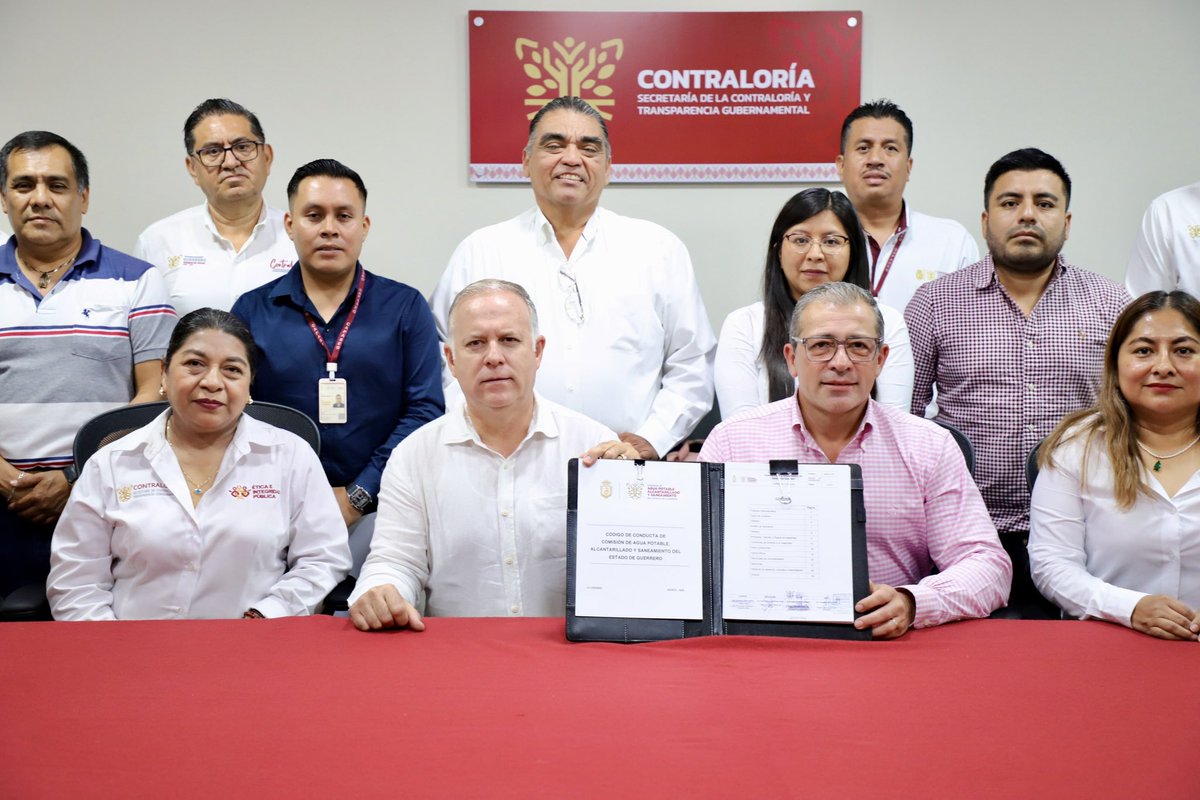 ContraloriaGro's tweet image. Con el objetivo de fortalecer la ética y la transparencia en el quehacer gubernamental, el Secretario de la #ContraloríaGro, @FranciscoGSZ, entregó el Código de Conducta a la @Capaseg_CS, encabezada por su titular, Facundo Gastélum Félix.

Siendo este un documento que establece