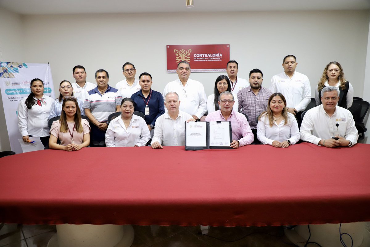 ContraloriaGro's tweet image. Con el objetivo de fortalecer la ética y la transparencia en el quehacer gubernamental, el Secretario de la #ContraloríaGro, @FranciscoGSZ, entregó el Código de Conducta a la @Capaseg_CS, encabezada por su titular, Facundo Gastélum Félix.

Siendo este un documento que establece