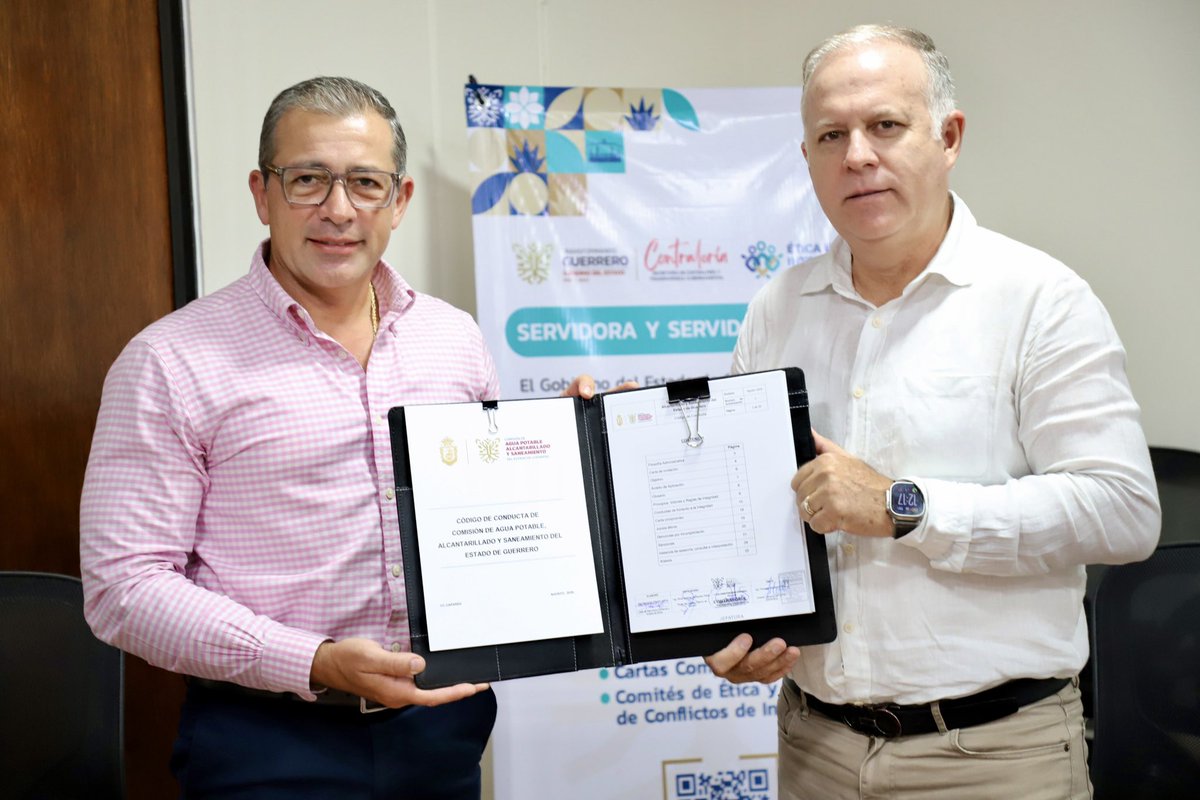 ContraloriaGro's tweet image. Con el objetivo de fortalecer la ética y la transparencia en el quehacer gubernamental, el Secretario de la #ContraloríaGro, @FranciscoGSZ, entregó el Código de Conducta a la @Capaseg_CS, encabezada por su titular, Facundo Gastélum Félix.

Siendo este un documento que establece