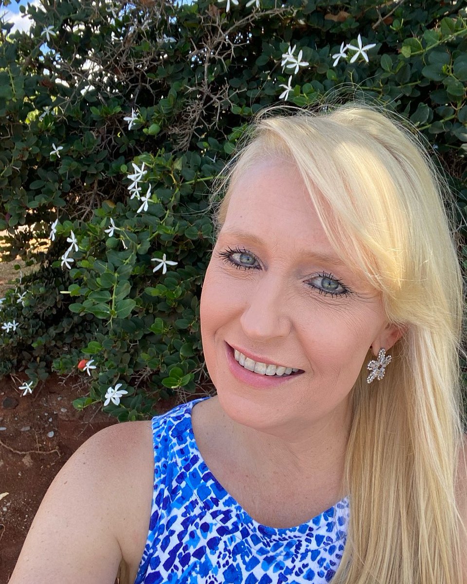 TheOneAbsolute's tweet image. The island matches my earrings...🌼