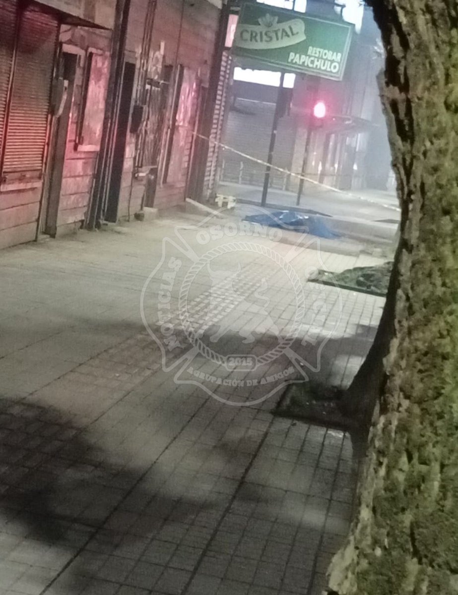 #Osorno

Énfasis calle Chillan/Repúblicas reporta una persona fallecida en vía pública, 
Se desconocen más detalles personal de Carabineros se encuentran en el resguardo del cuerpo ala espera de lo que indique el fiscal de turno .

En plano desarrollo
