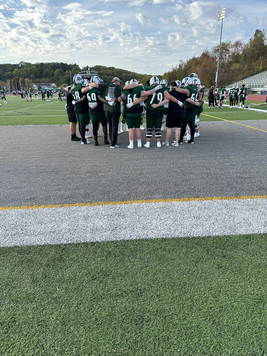 Had a great time at Slippery Rock this Saturday for a game day visit! I loved the game day atmosphere and energy brought by the players and fans. Thank you to <a href="/lutzsru/">Shawn Lutz</a> <a href="/PSteel78/">Coach Conrad</a> <a href="/coach_marella/">Joe Marella</a>  and the rest of the SRU coaching staff for having me and I look forward to being back!