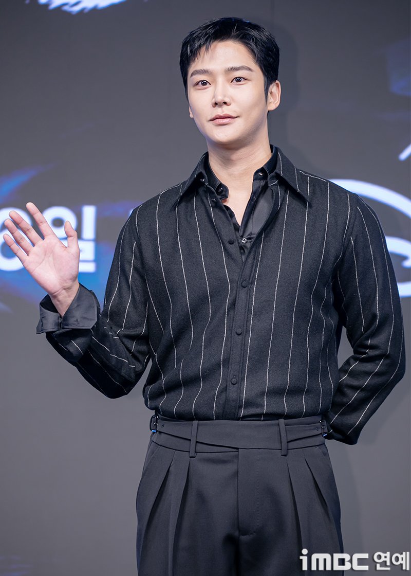 [포토] 로운, 판타지 눈빛 
#탁류 #TheMurkyStream #로운 #Rowoon #김석우 #ロウン  
#디즈니플러스 #DisneyPlusKR #제작발표회_250923 [iMBC 연예]

배우 로운이 23일 오전 서울 강남구 엘리에나호텔에서 열린 디즈니+ ‘탁류’ 제작발표회에 참석해 포즈를 취하고 있다. 

⬇️고화질 Click Plz⬇️