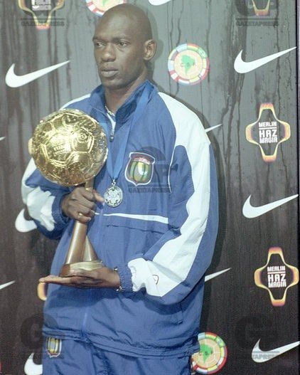 Somália, atacante do São Caetano, segura a taça de vice-campeão da Copa Libertadores da América de 2002, logo após a final perdida para o Olímpia, do Paraguai.